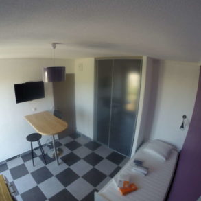 studette avec kitchenette et meubles
