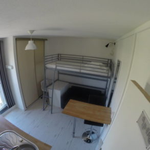 studette avec kitchenette et meubles