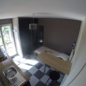 studette avec kitchenette et meubles