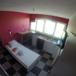 studette avec kitchenette et meubles
